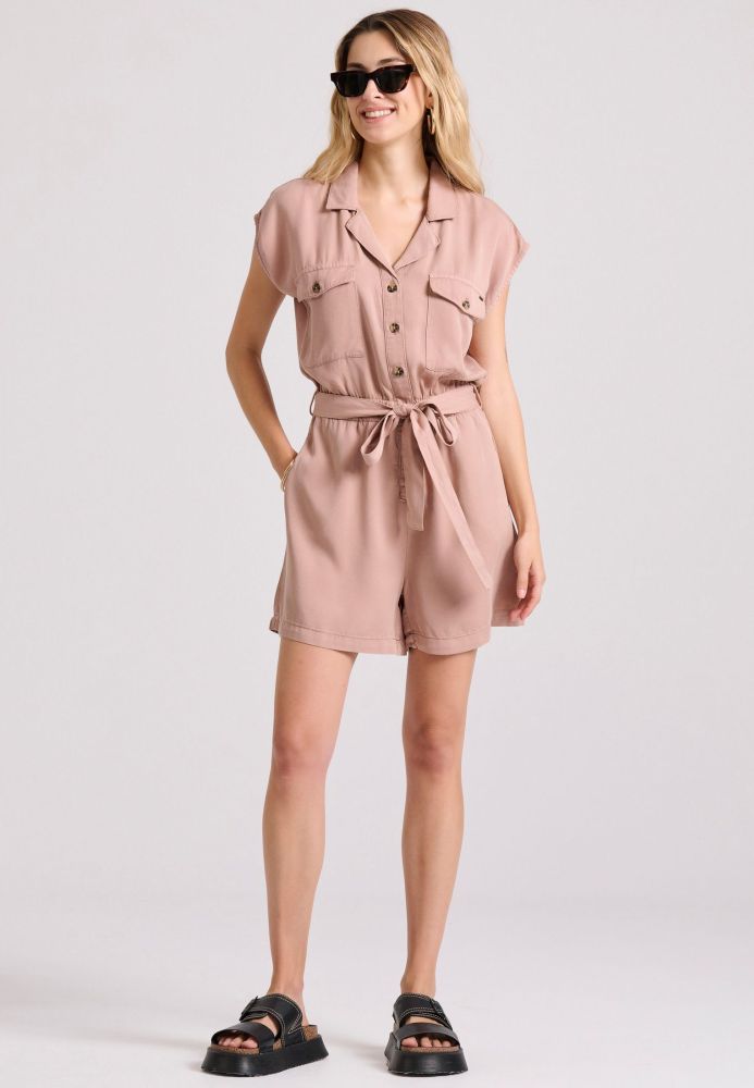 Ολόσωμη φόρμα σορτς με ζώνη από lyocell