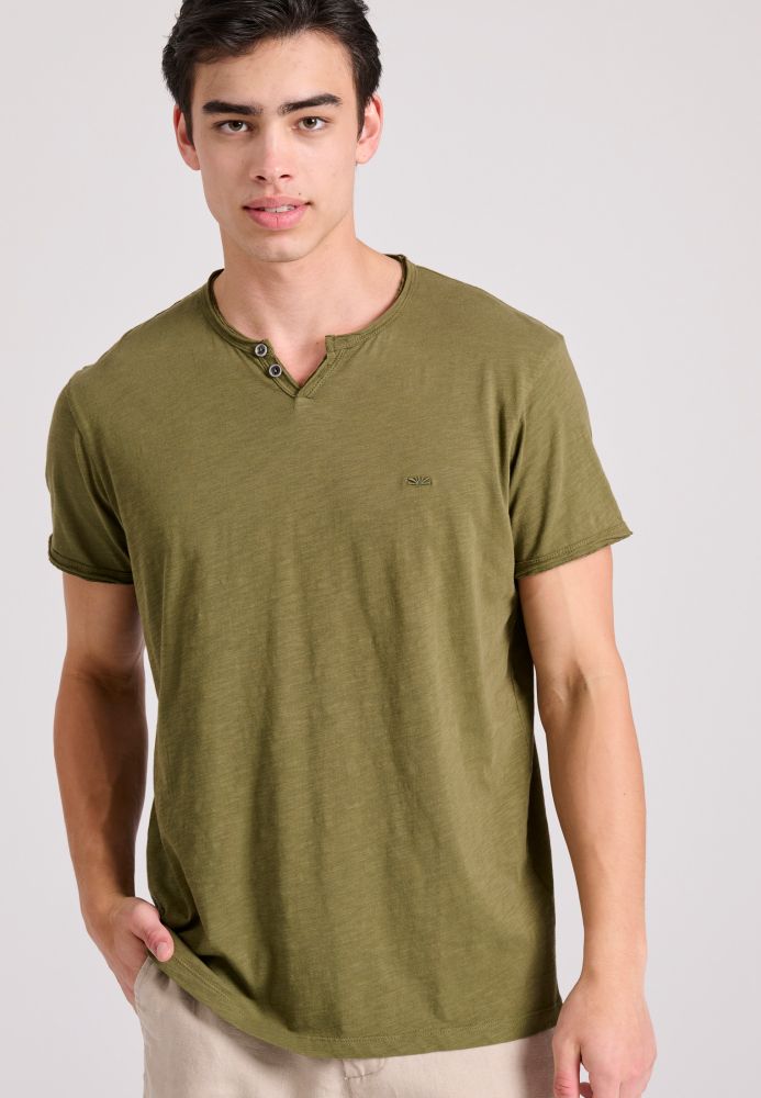T-shirt με λαιμό henley και raw cuts - The essentials
