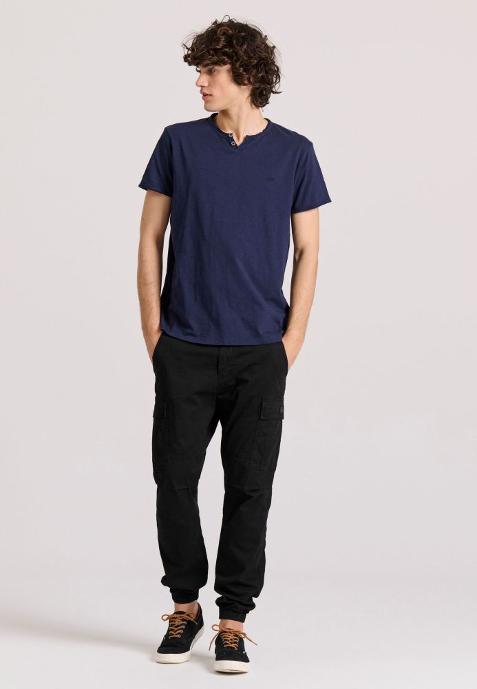 T-shirt με λαιμό henley και raw cuts - The essentials