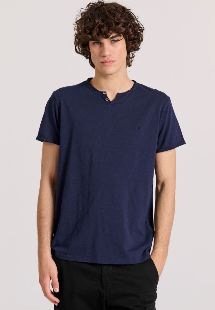 T-shirt με λαιμό henley και raw cuts - The essentials