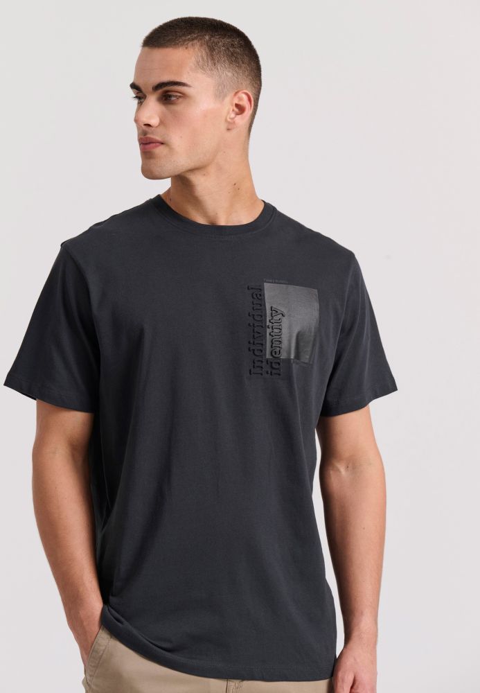 T-shirt με embossed τύπωμα στο στήθος