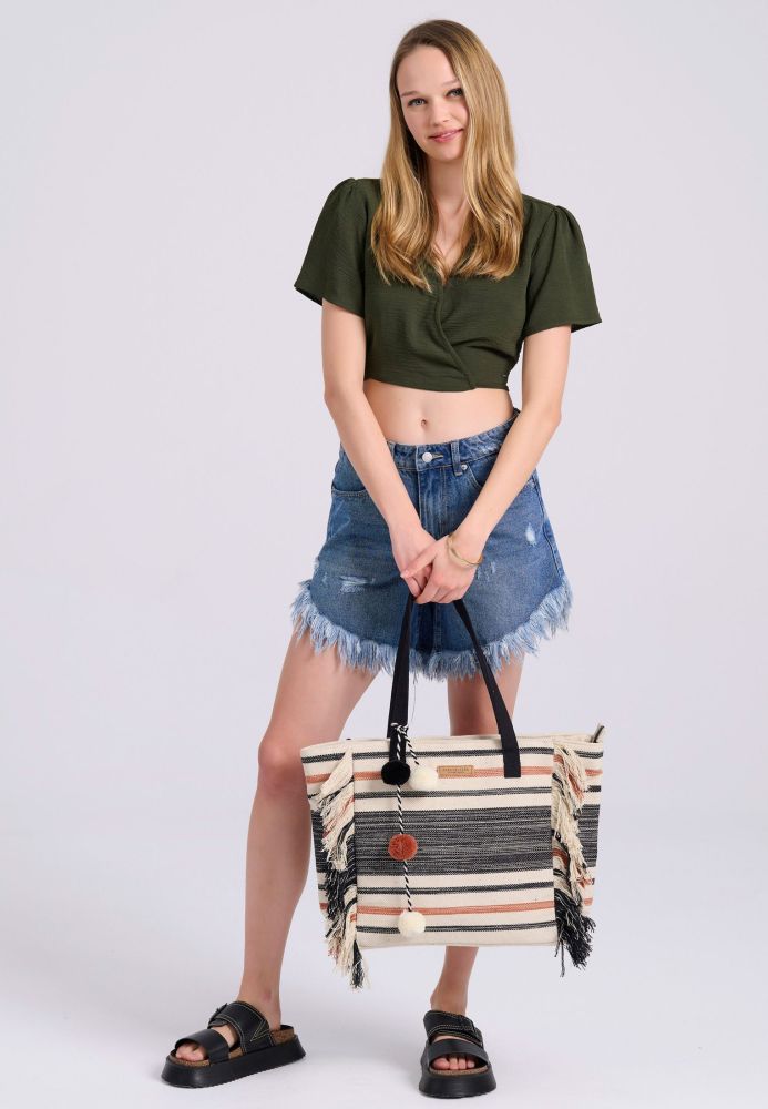 Cropped top με cut out λεπτομέρειες