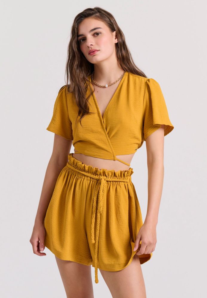 Cropped top με cut out λεπτομέρειες
