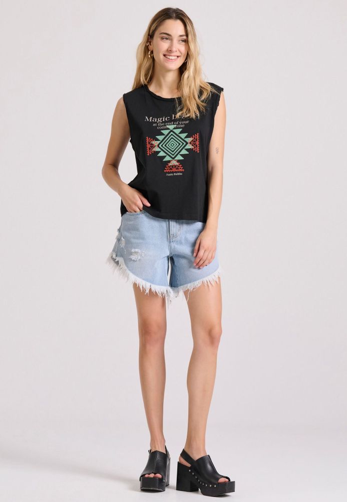 Γυναικείο t-shirt με bohemian τύπωμα και raw cuts