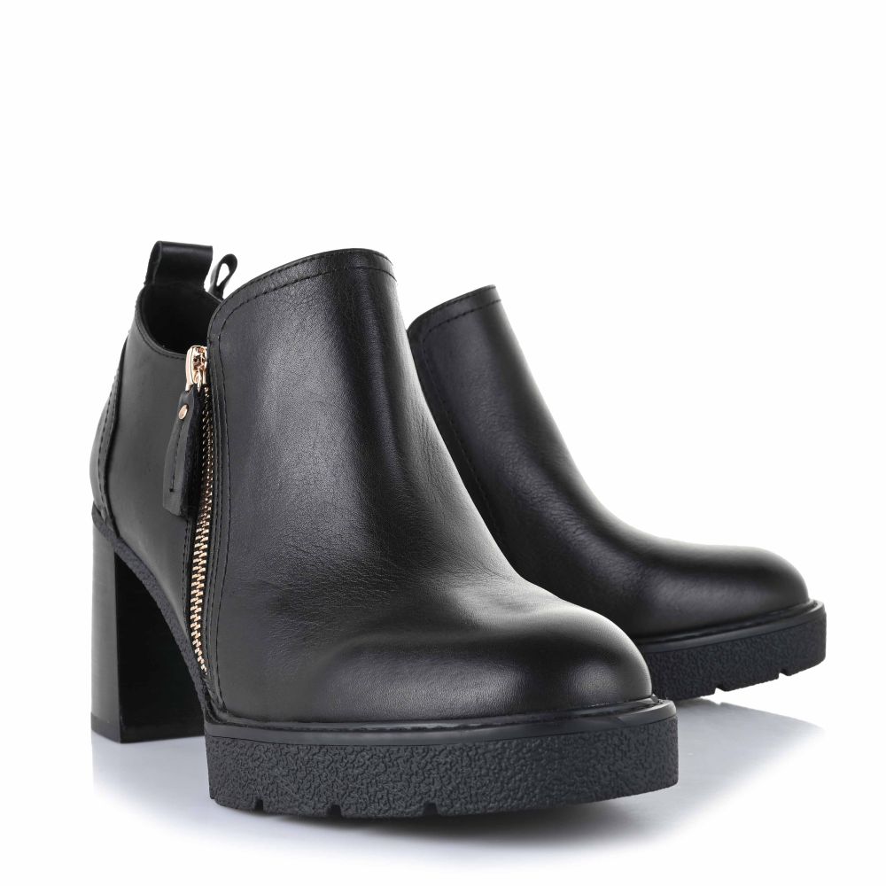 Δερμάτινα Ankle Μποτάκια Carmela 161861 Negro