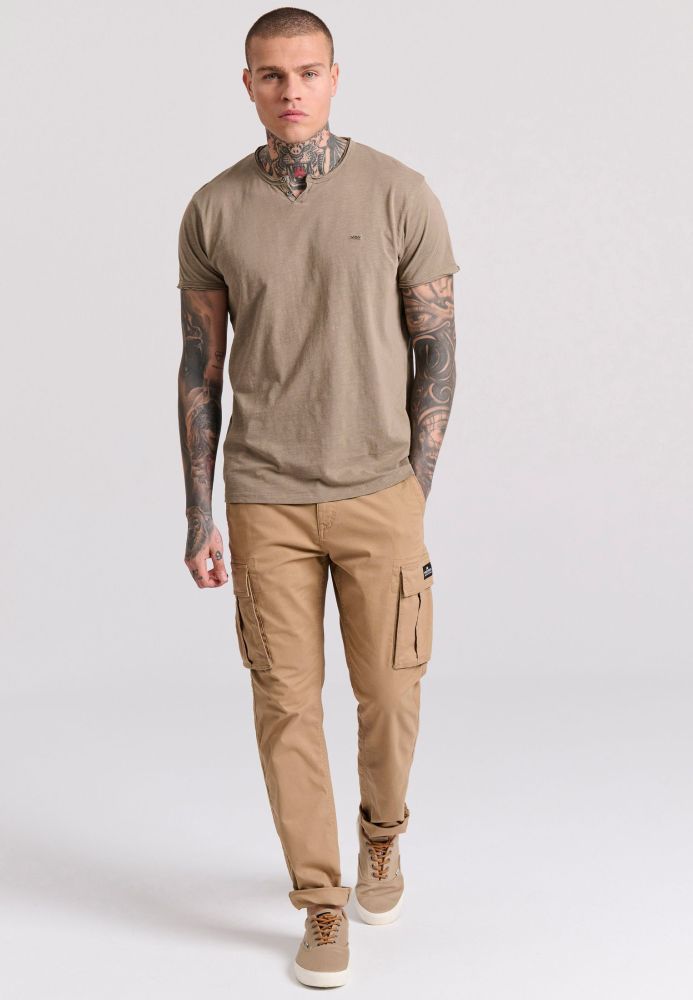 T-shirt με λαιμό henley και raw cuts - The essentials
