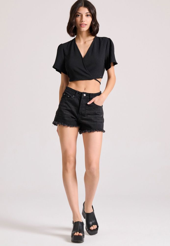 Cropped top με cut out λεπτομέρειες