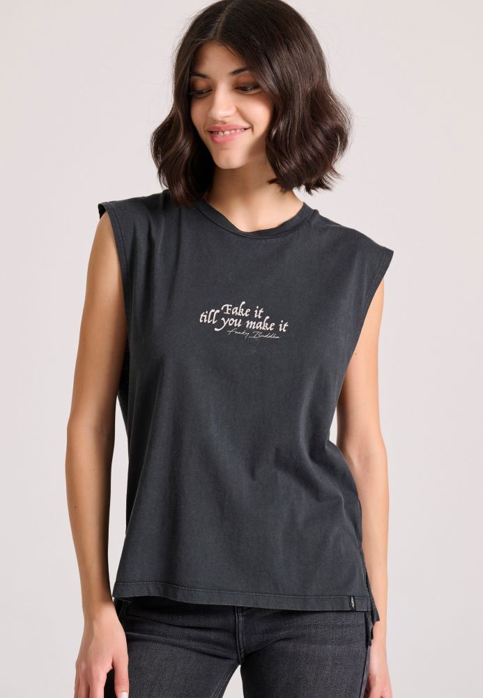 Αμάνικο t-shirt με τύπωμα σε boho look