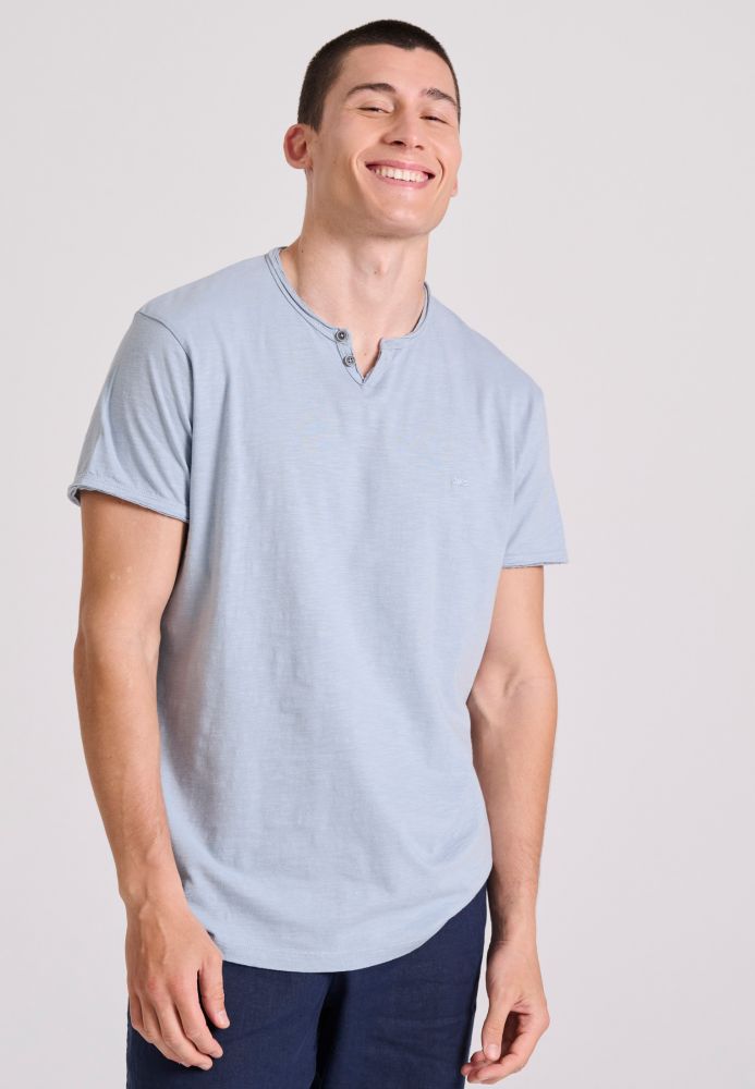 T-shirt με λαιμό henley και raw cuts - The essentials