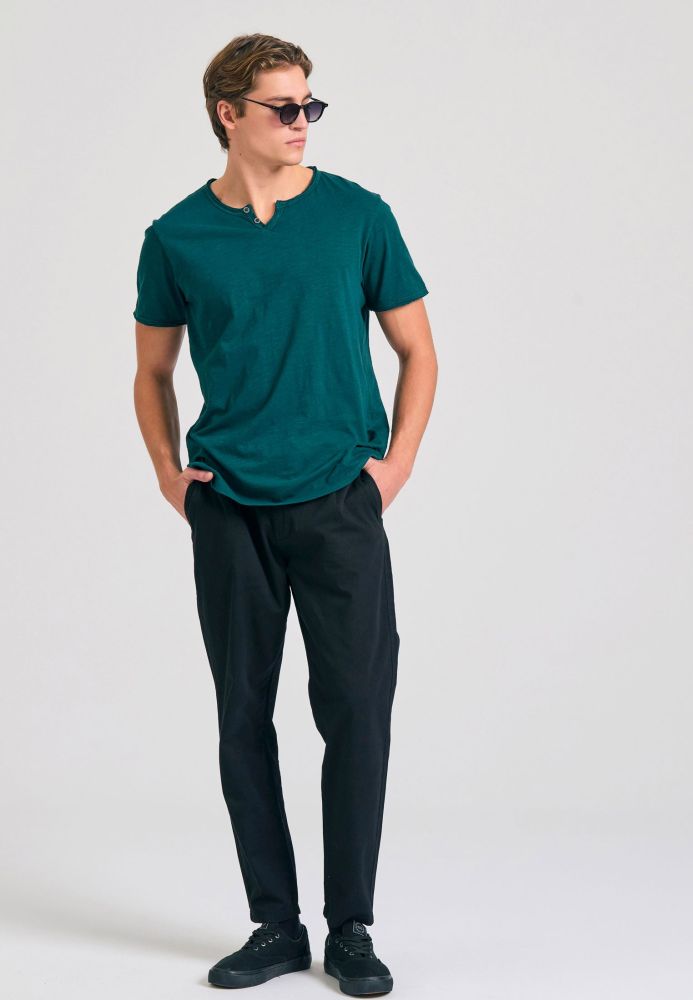 T-shirt με λαιμό henley και raw cuts - The essentials