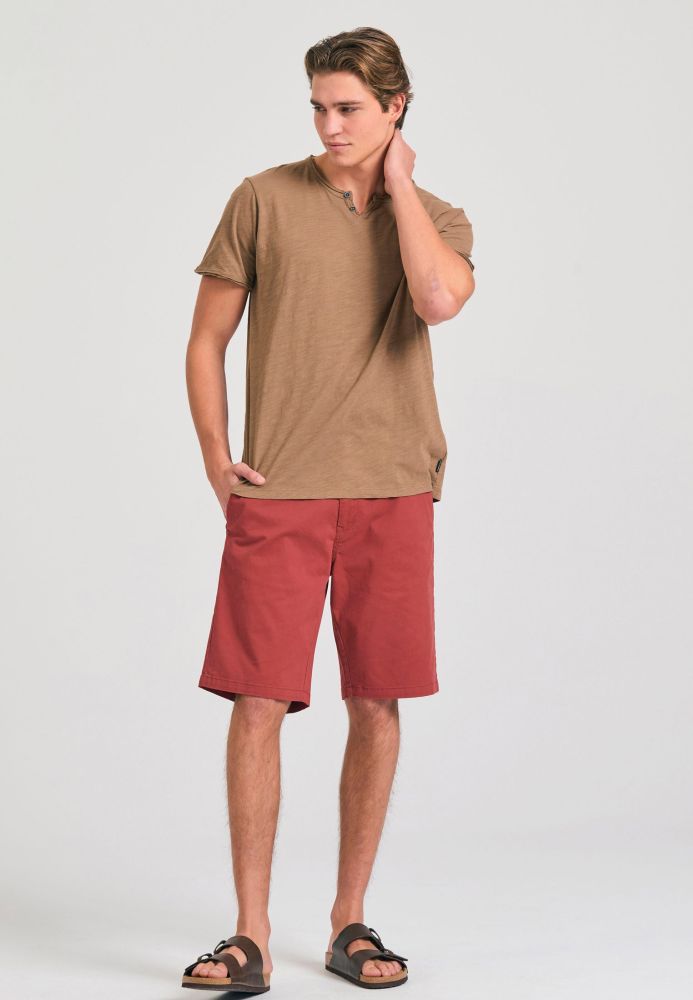 T-shirt με λαιμό henley και raw cuts - The essentials
