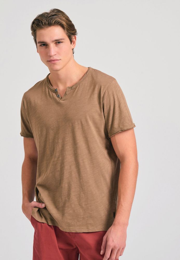 T-shirt με λαιμό henley και raw cuts - The essentials