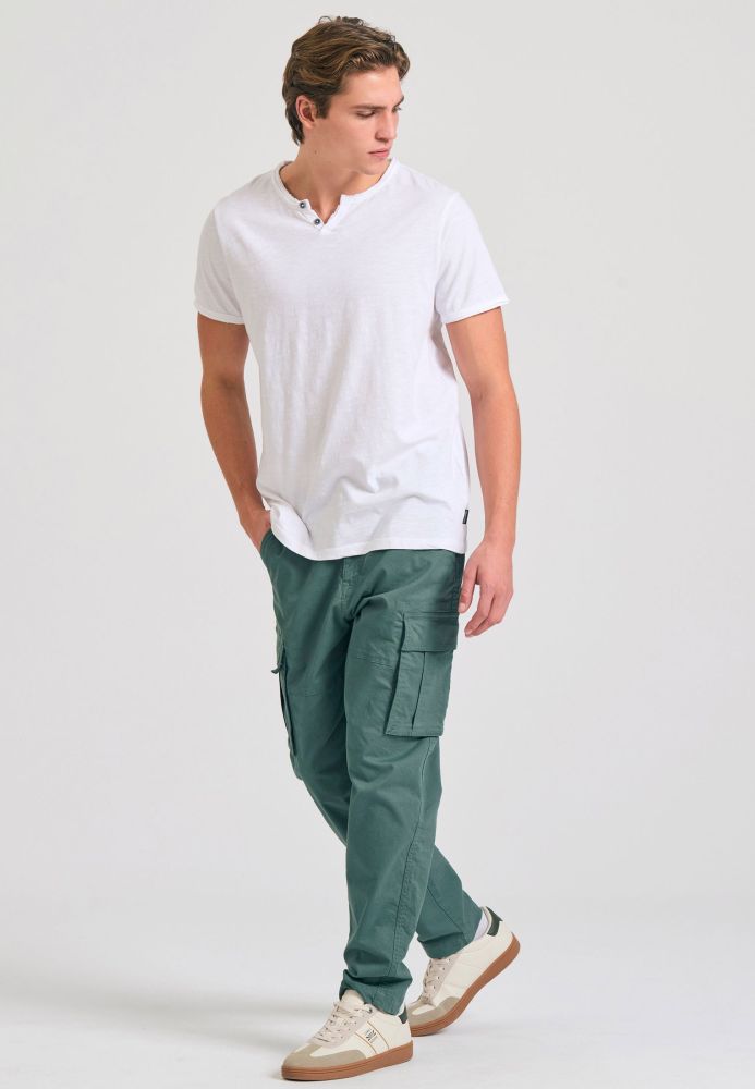 T-shirt με λαιμό henley και raw cuts - The essentials