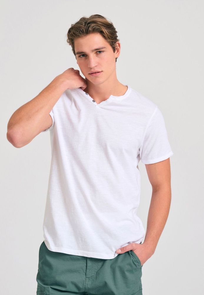 T-shirt με λαιμό henley και raw cuts - The essentials