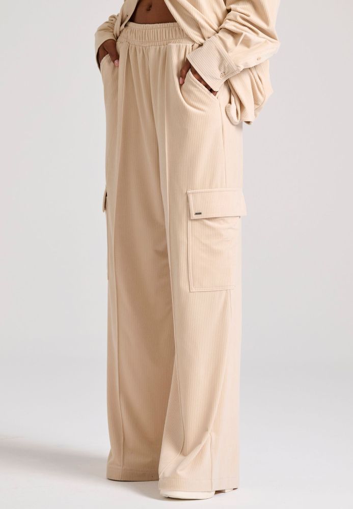 Wide leg cargo παντελόνι σε βελουτέ ύφασμα