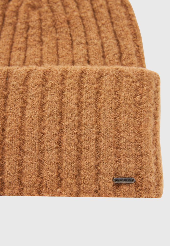 Γυναικείος σκούφος σε χοντρή πλέξη