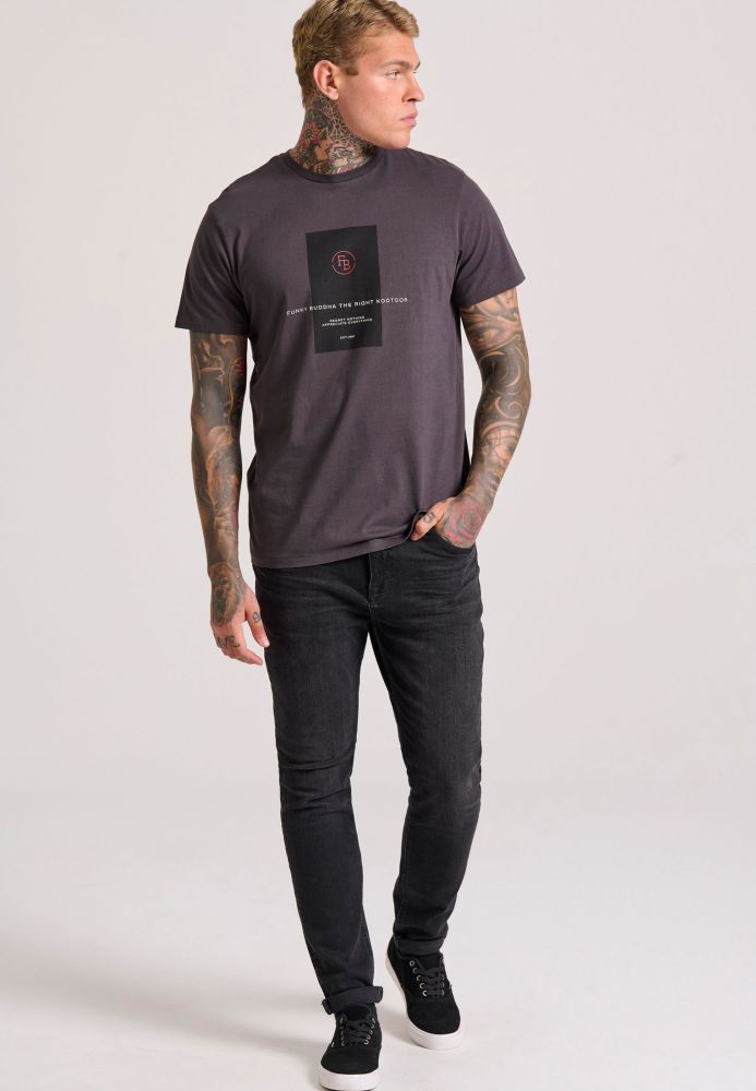 T-shirt με frame τύπωμα στο στήθος