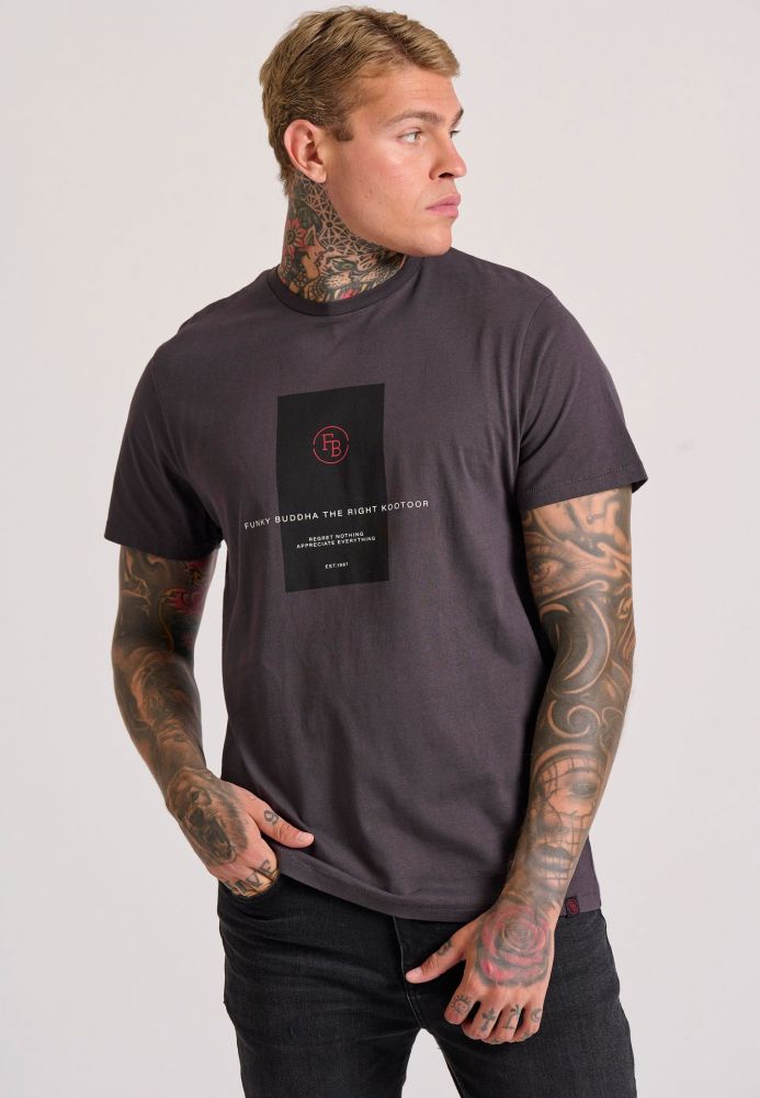 T-shirt με frame τύπωμα στο στήθος