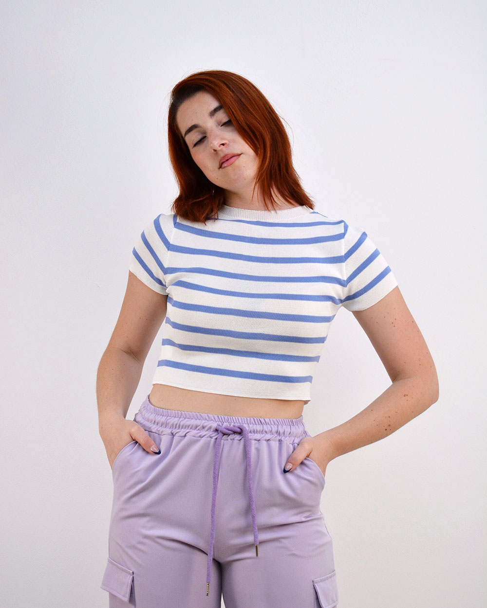 Beltipo Γυναικεία Λευκή Μπλούζα Crop Top με Γαλάζιες Ριγείς