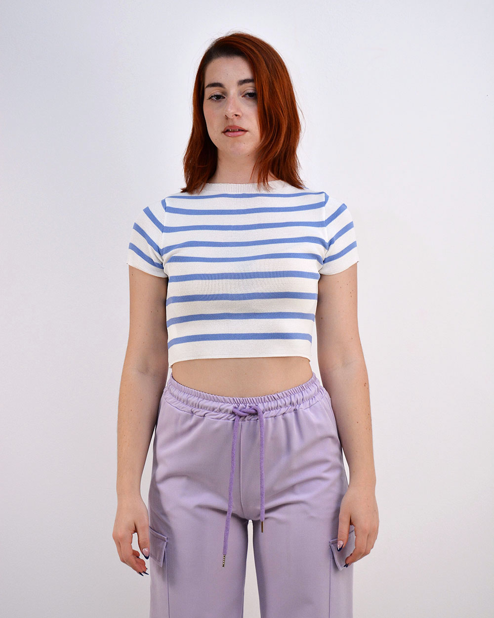 Beltipo Γυναικεία Λευκή Μπλούζα Crop Top με Γαλάζιες Ριγείς