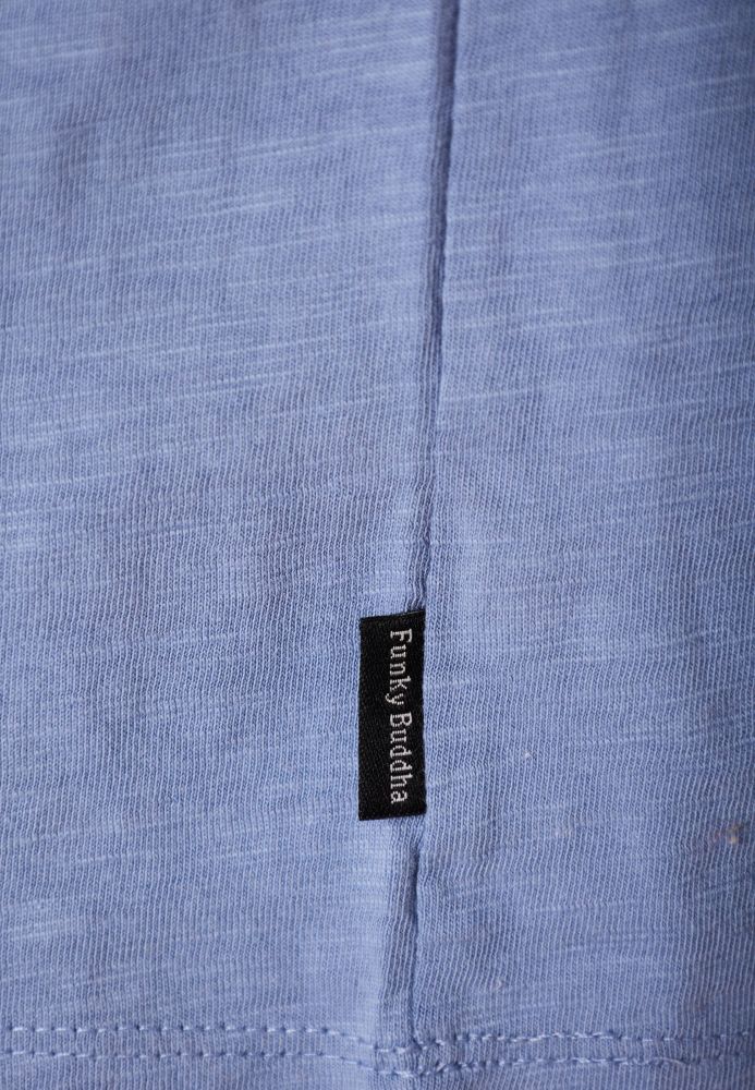 T-shirt με λαιμό henley και raw cuts - The essentials