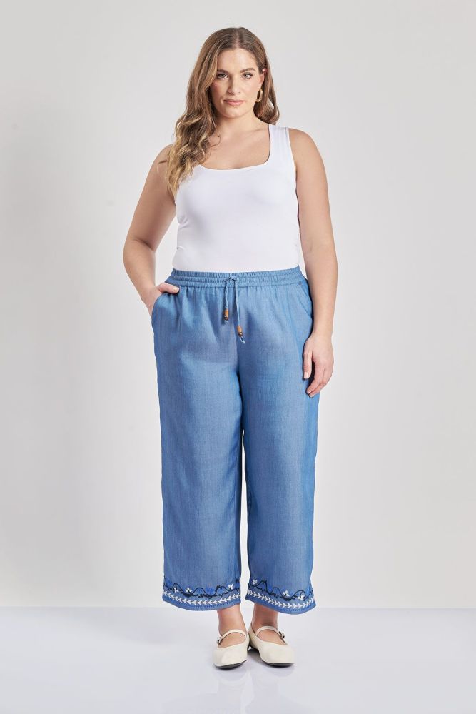 Cropped tencel παντελόνα με boho κέντημα όψη τζιν