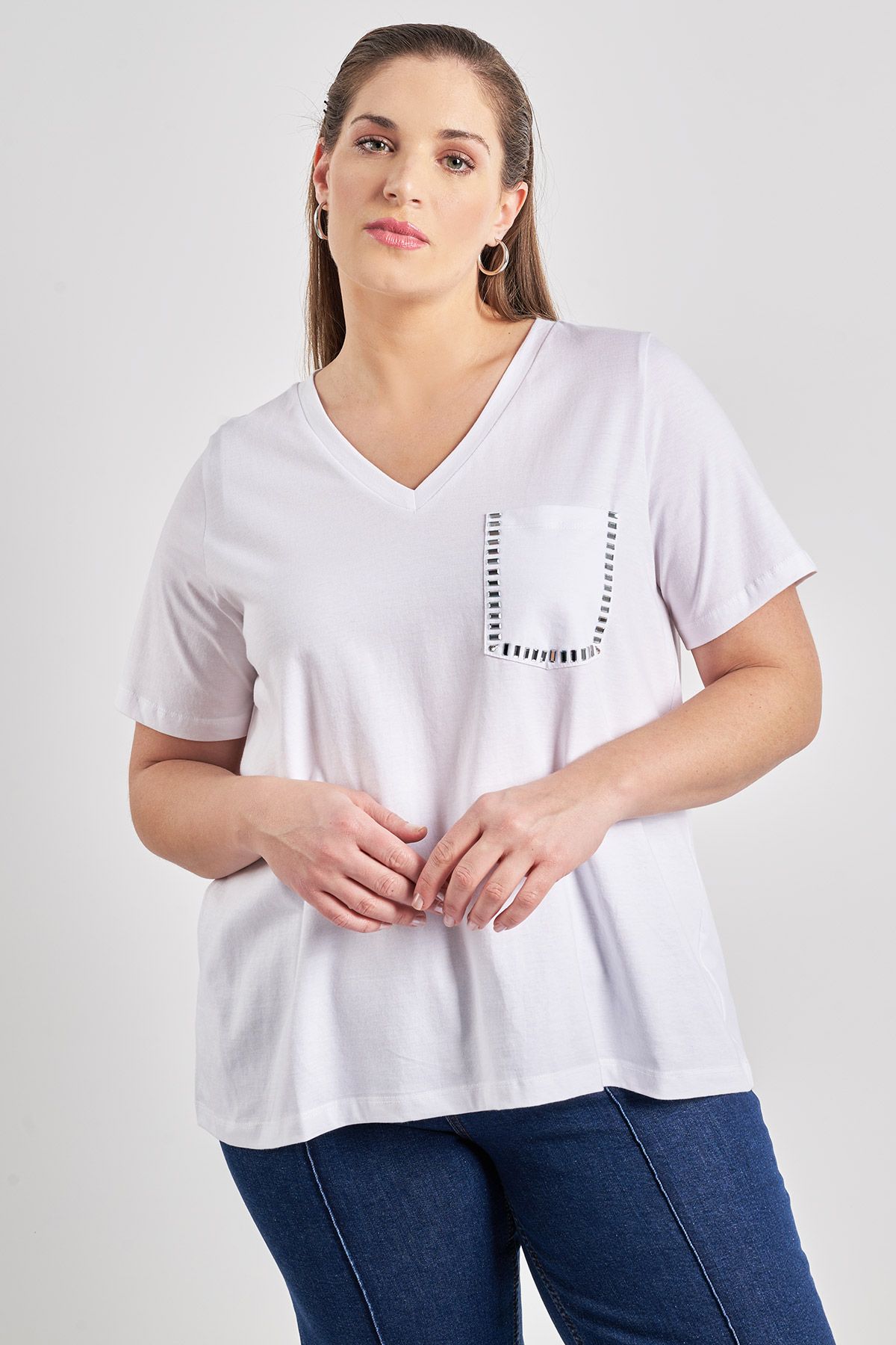 Βαμβακερό T-Shirt με V και τρουκς στο τσεπάκι