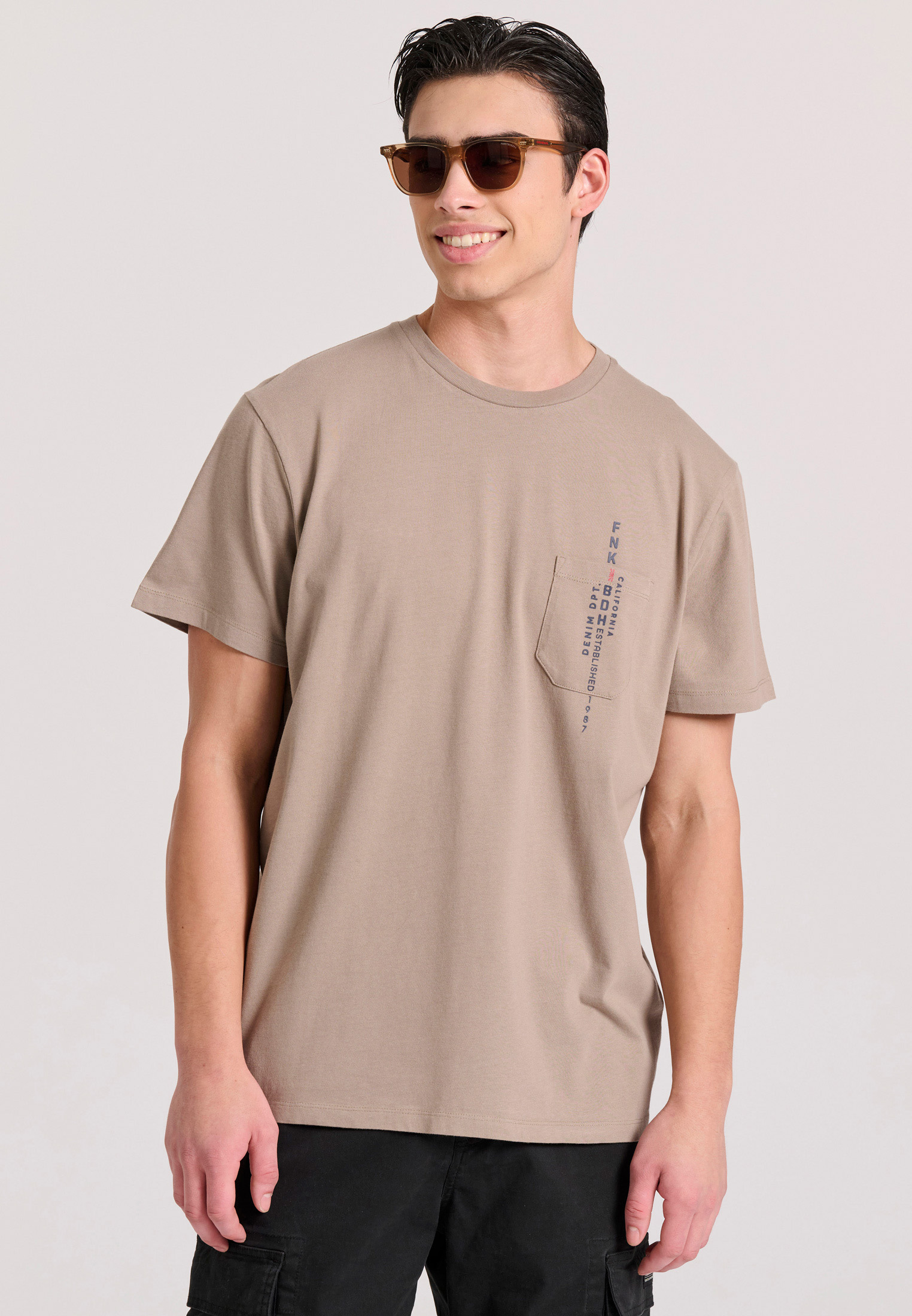 T-shirt με τύπωμα και τσέπη στο στήθος