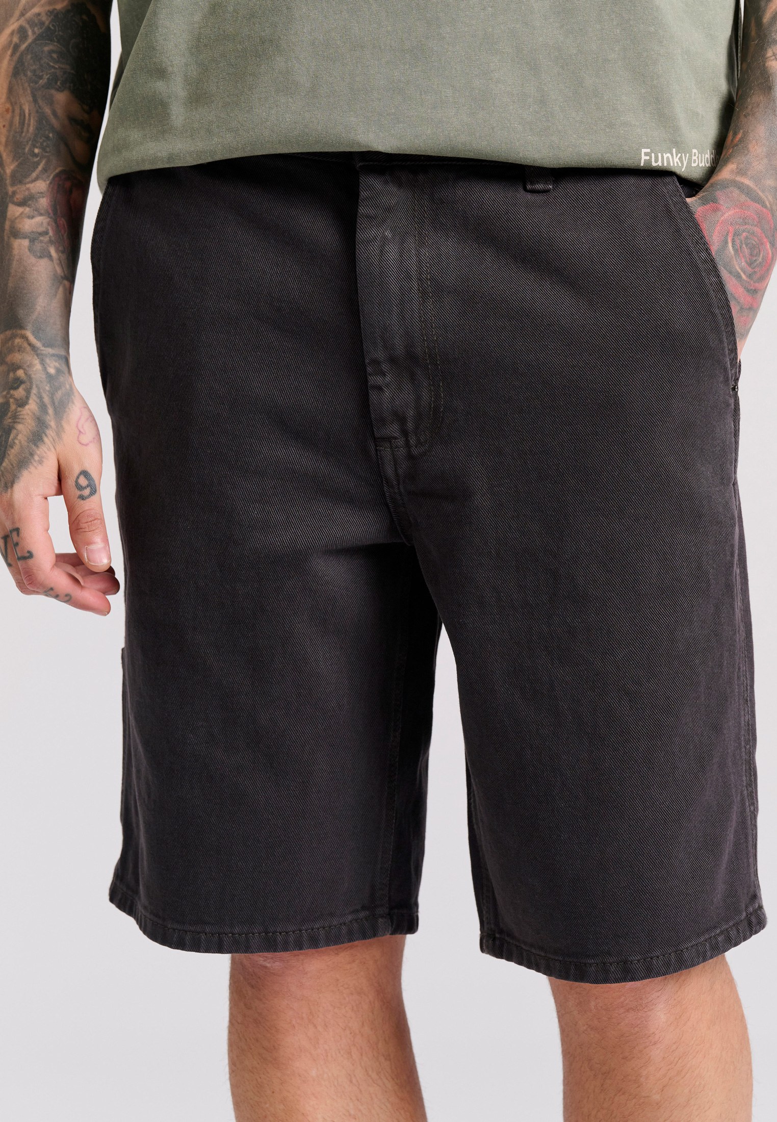 Garment dyed τζιν βερμούδα με τσέπες carpenter