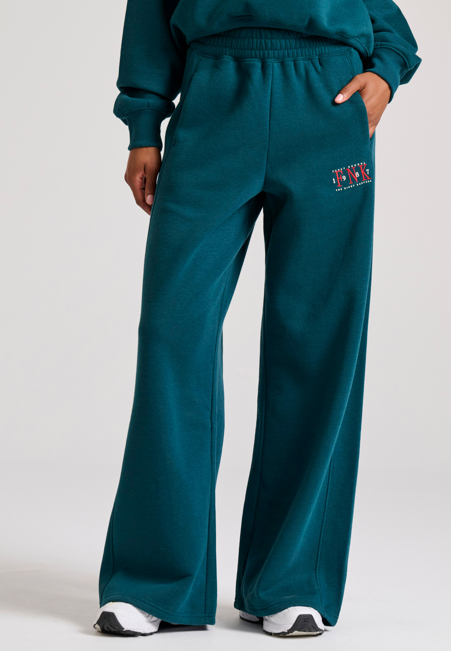 Wide leg fit παντελόνι φόρμας με branded κέντημα