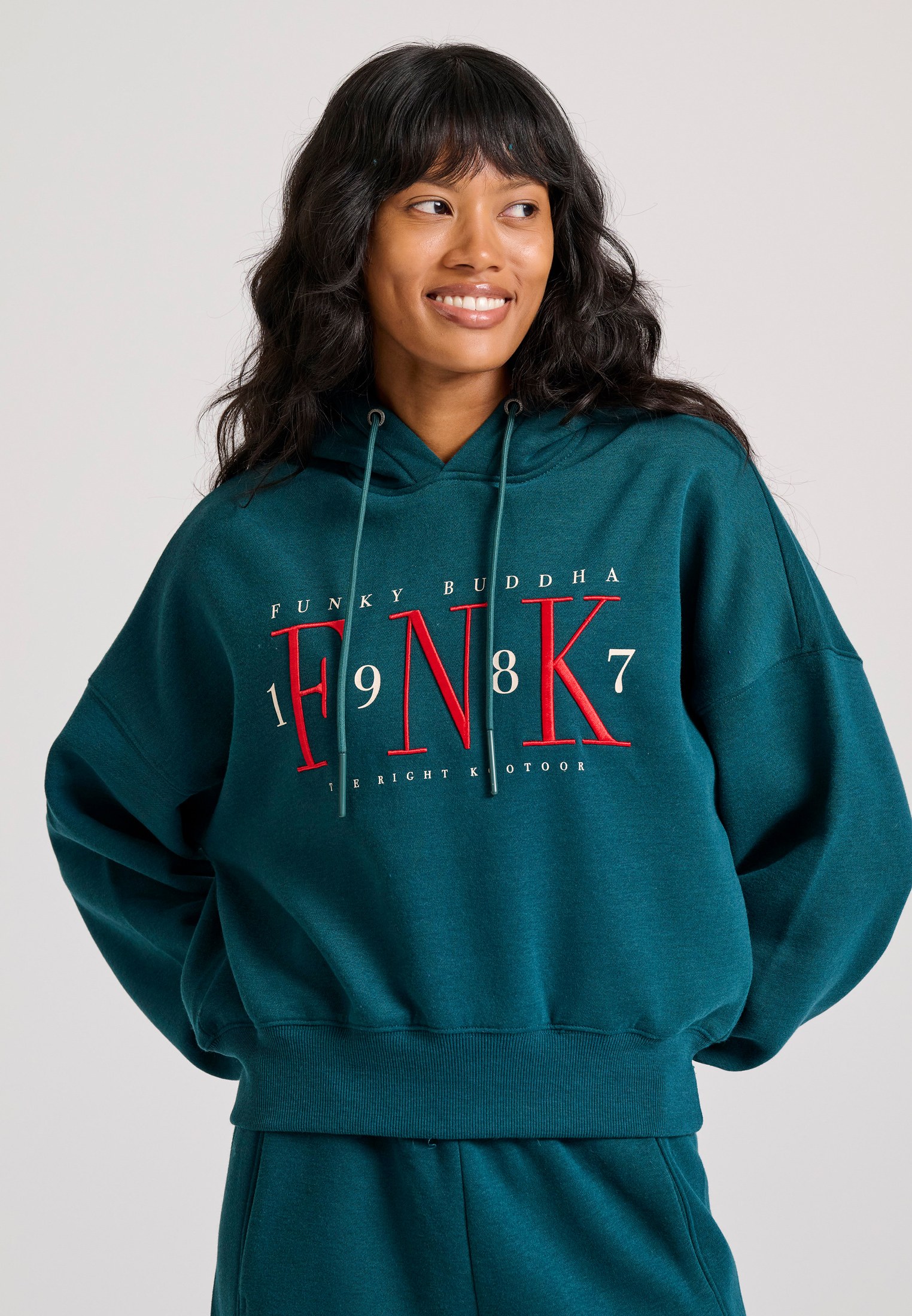 Relaxed fit φούτερ με κέντημα στο στήθος