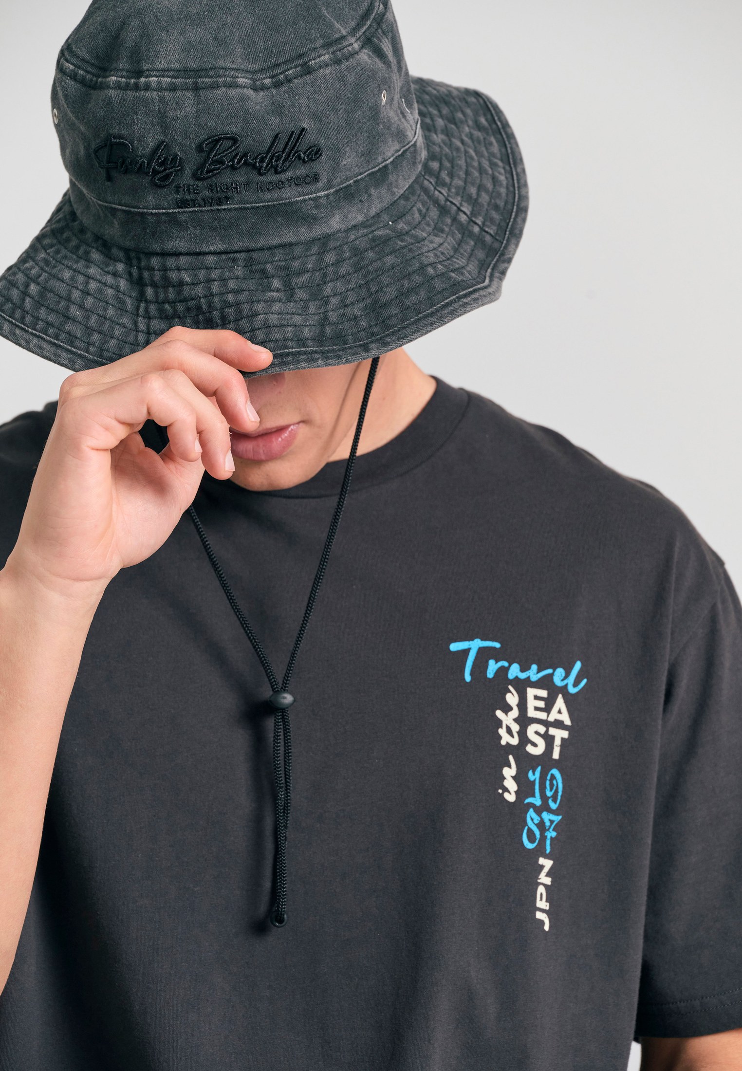 Relaxed fit με graphic τύπωμα στην πλάτη