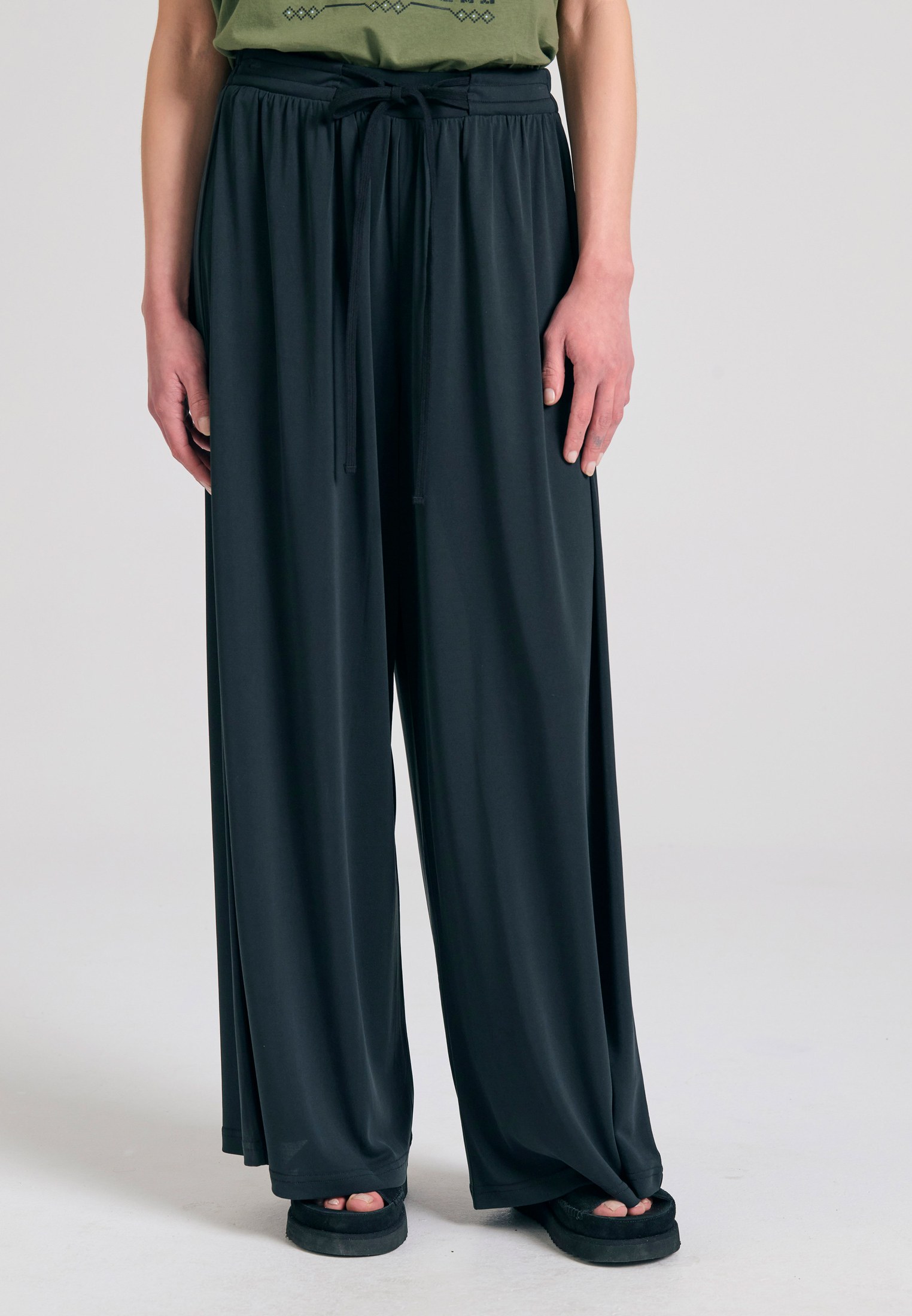 Wide leg παντελόνα με δέσιμο με κορδόνι
