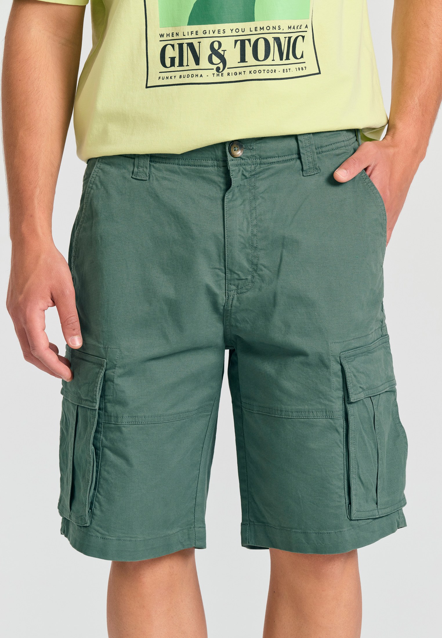 Loose fit cargo βερμούδα σε ζακάρ ύφανση