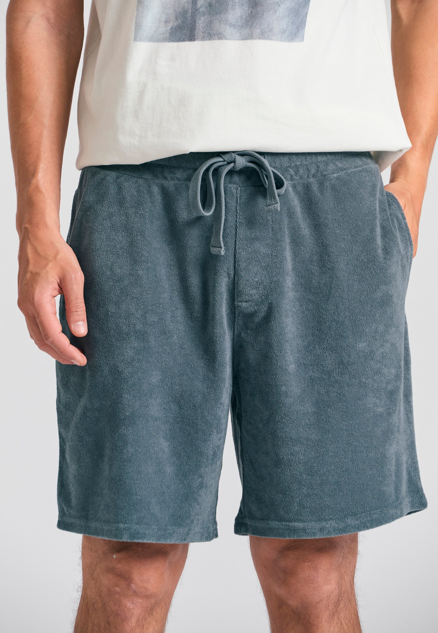 Slim tapered fit αθλητική βερμούδα σε πετσετέ ύφασμα