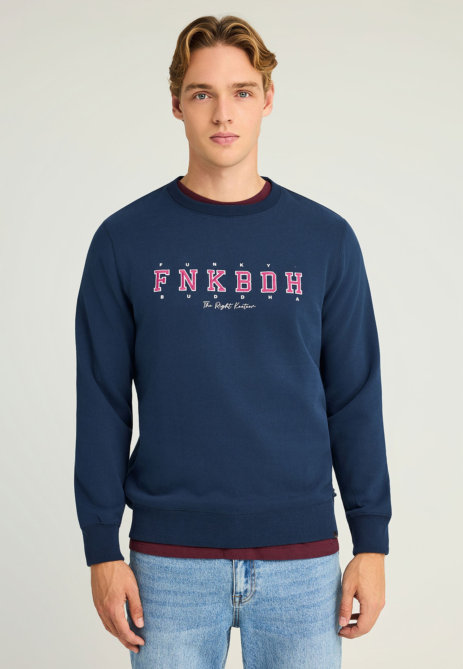 Relaxed fit φούτερ με κέντημα στο στήθος