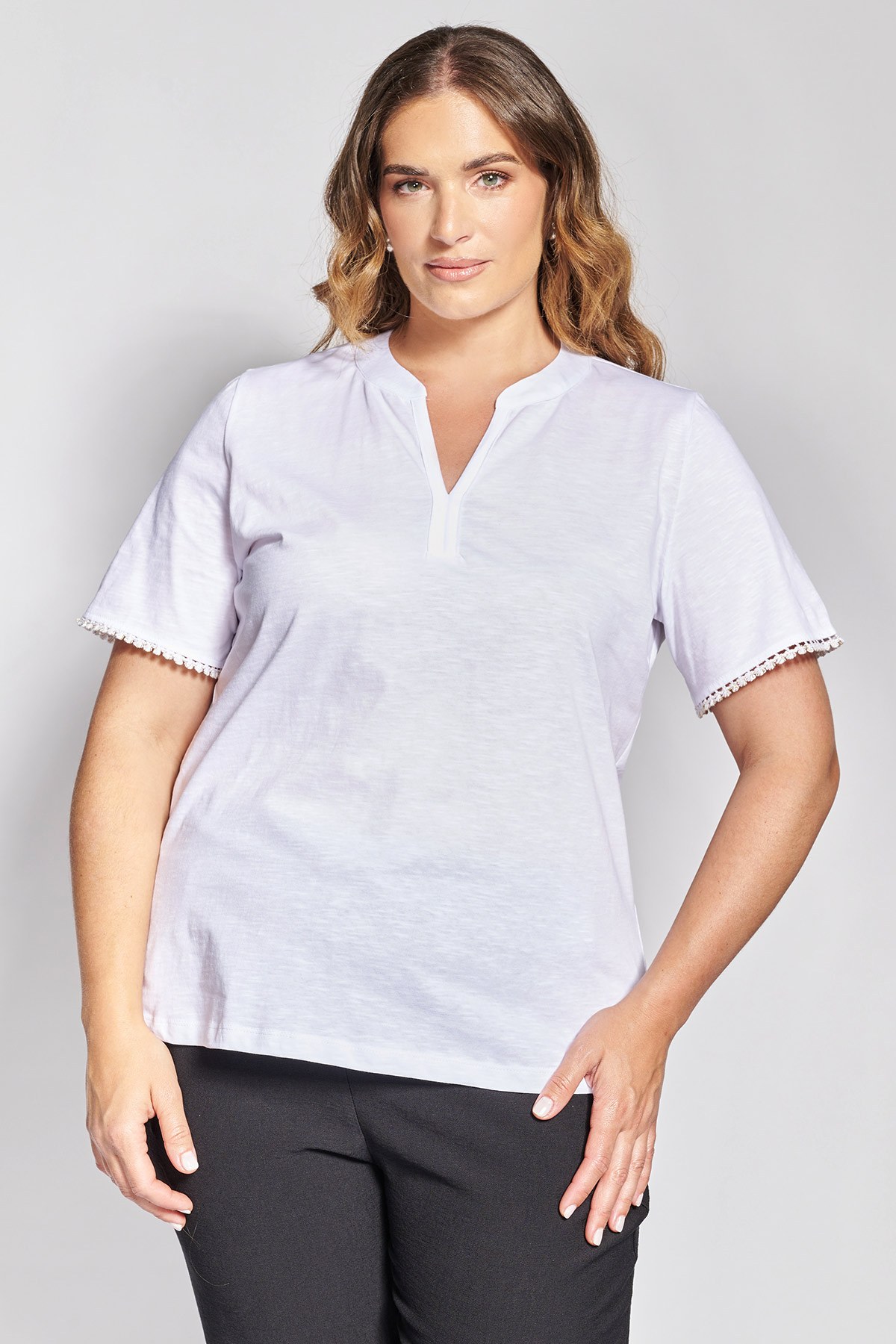Βαμβακερό T-Shirt με V Λαιμόκοψη και Κροσέ Λεπτομέρεια στα Μανίκια