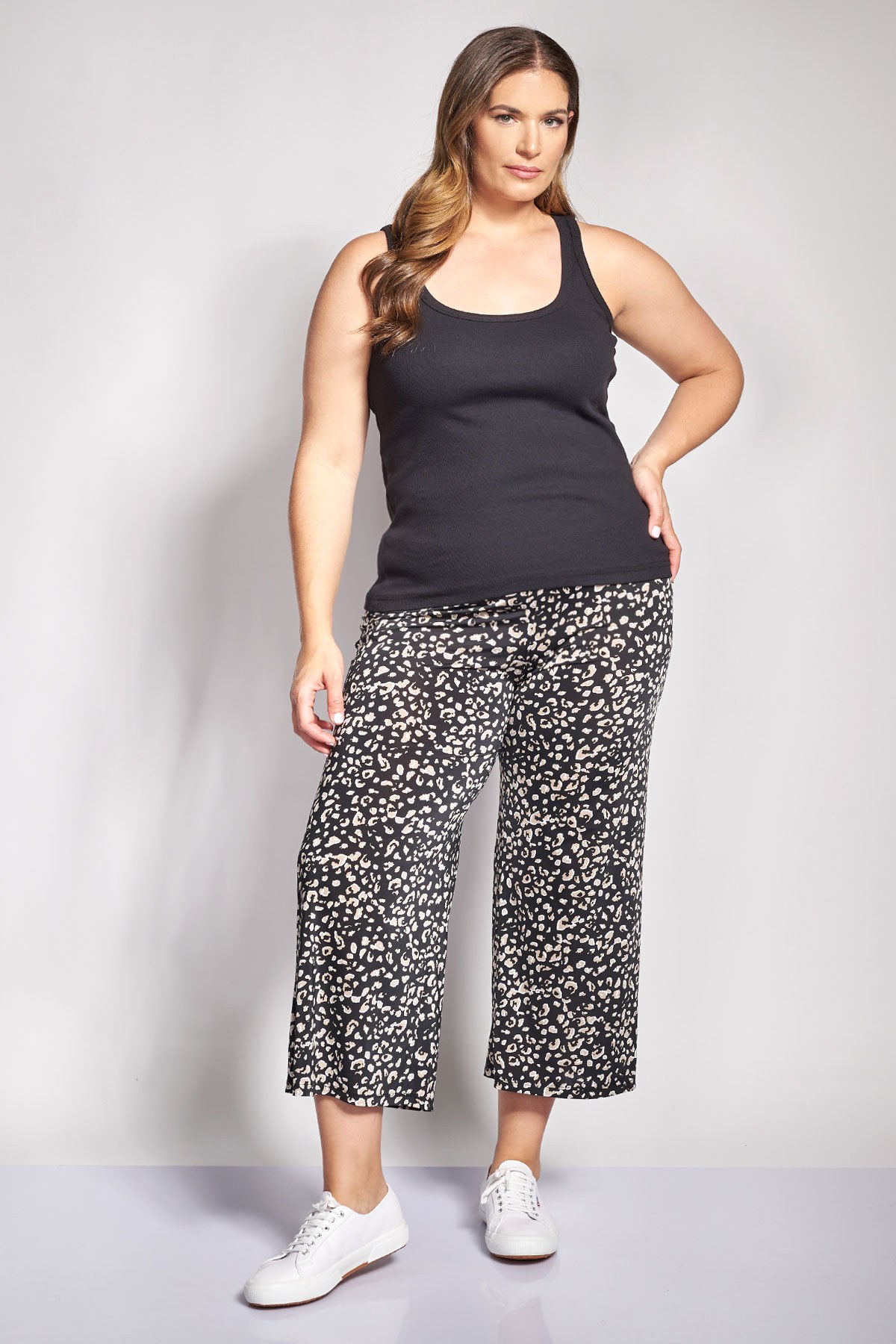 Cropped παντελόνα με animal print