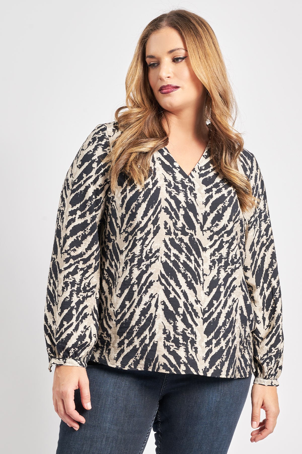 Πουκάμισο με λαιμόκοψη εμπριμέ abstract VERO MODA