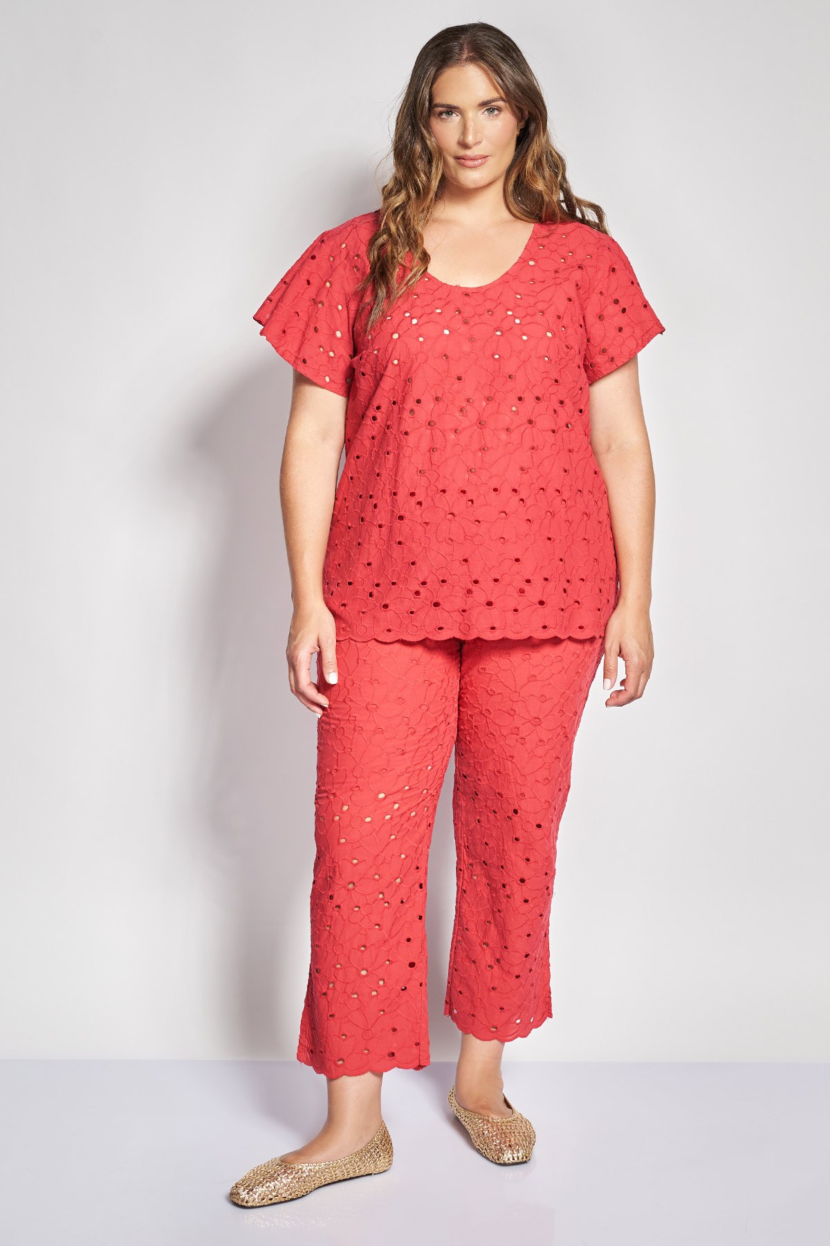 Cropped βαμβακερό παντελόνι σε σχέδιο broderie